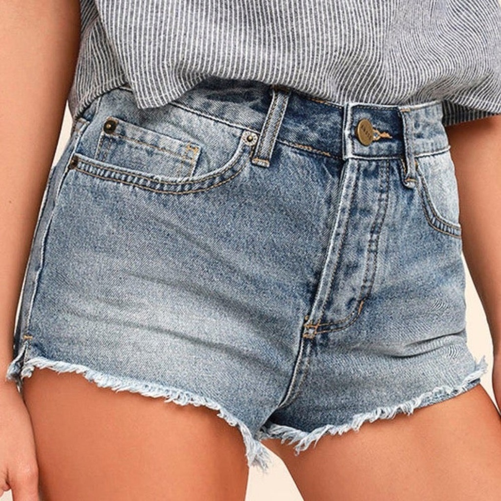 Amuse Society Distressed Easton Light Wash Denim Jean Shorts - Cheeky HiWaist 25